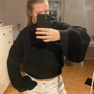 Stickad tröja - Svart stickad tröja från NA-KD. Säljer då den inte kommer till användning. Lite sönder precis vid ärmen (se bild) men absolut inget man märker