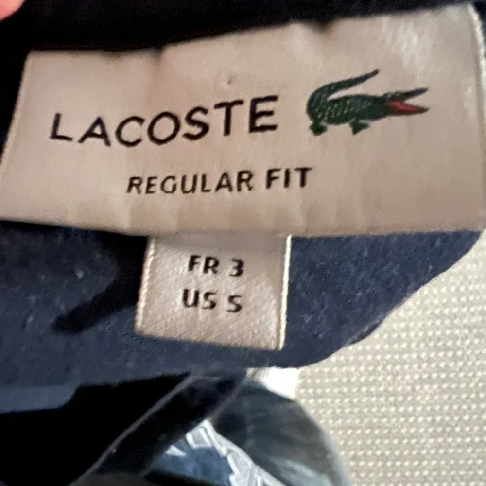 Så gott som nyskick. Tröjan är svart och är köpt på en Lacoste butik i Berlin för 800kr. Därav säljs tröjan med ett billigt, bra pris. Säljs pga att den har blivit för liten på kort tid. Fråga gärna ytterligare frågor... T-shirts.