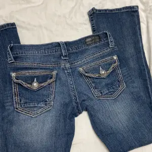 Säljer dessa jätte fina lågmidjade jeansen då de är för små för mig 💞 midjemått: 41cm innerbenslängd: 81cm Kontakta gärna för fler frågor!!💞