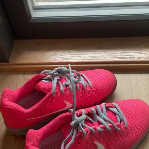 Nike tennisskor - Fräscha tennisskor, använda endast ett fåtal gånger  Säljer då de inte passar mig längre  Storlek 36.5