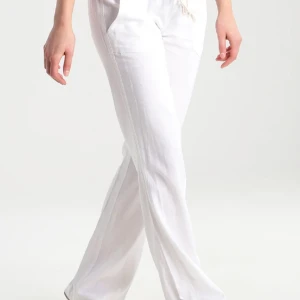 ROXY LINNEBYXOR 💘 - Nästintill helt nya, köpt i somras men endast använda en gång. Säljer pga de är för korta för mig i längden💗 inga defekter och passar perfekt 