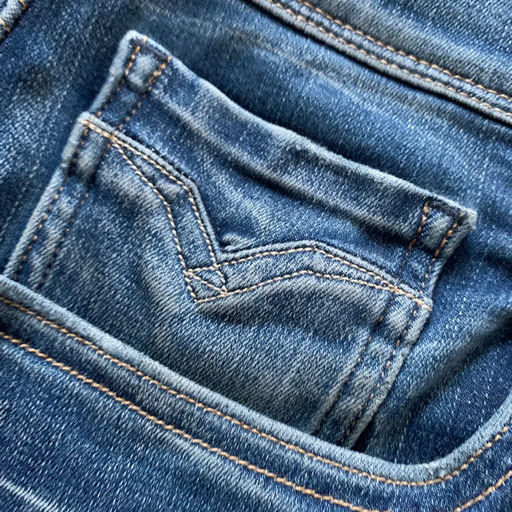 Säljer ett par replay anbass jeans i fint skick. Priset är diskuterbart hör av dig vid funderingar. . Jeans & Byxor.