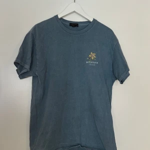 Vintage wash t-shirt - T-shirt i en vintage wash, använd fåtal ggr.