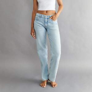 Low waist jeans strl 34, köptes här på Plick❣️ Ett litet hål längst ner på byxorna, men syns inte alls mycket och väldigt lätt att laga. Annars fint skick✨ Köpte för 300 kr