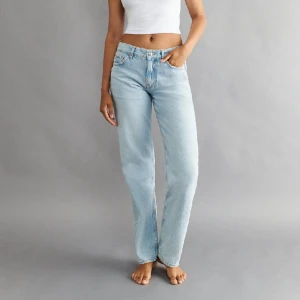 Low waist jeans  - Low waist jeans strl 34, köptes här på Plick❣️ Ett litet hål längst ner på byxorna, men syns inte alls mycket och väldigt lätt att laga. Annars fint skick✨ Köpte för 300 kr