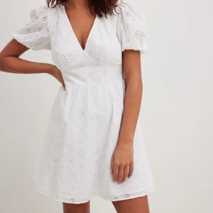 Studentklänning  - Säljer denna oanvända klänningen som var tanken att ha på studenten, men säljer pga hittat en annan. Lapparna sitter kvar, köpt för 499kr. Skriv privat för egna bilder