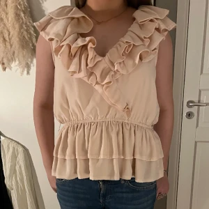 blus med volanger - Supersöt topp med volanger! 💓💓 Från h&m, står ingen storlek men uppskattar till M/S 💓 Inga defekter, säljer för 199kr 💓