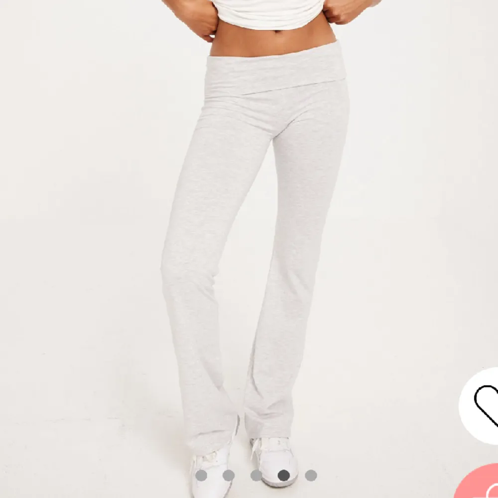 Ljusgråa yoga pants från Nelly använda en gång. I storlek S 💕. Jeans & Byxor.