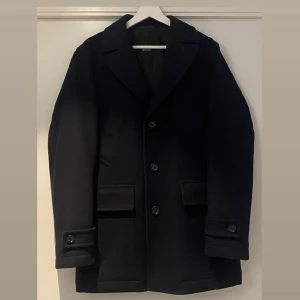 Rock  - Säljer en Hugo Boss rock i storlek 48.  Knappt använd i väldigt bra skick.   Färg mörkblå.  Köpt i butik för 4999kr. Kvitto finns. 