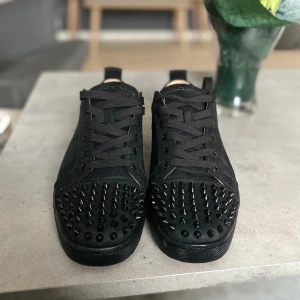 Louboutin skor - Säljer dessa äkta Louboutins inte så värst använda.  Säljer pga för små i storleken. Bara höra av er om ni undrar något. Prutmån finns 