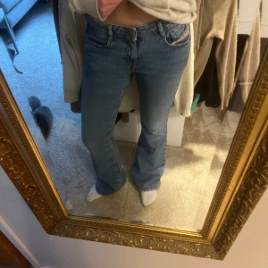 diesel jeans - Snygga blåa jeans från diesel. Lågmidjade. Använt fåtal gånger, har liknande därav säljer jag dessa🥰pris kan diskuteras 