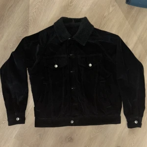 Varm Corduroy jacka  - Jävligt stilren jacka. Riktigt varm, perfekt till Vår, Höst och vinter.