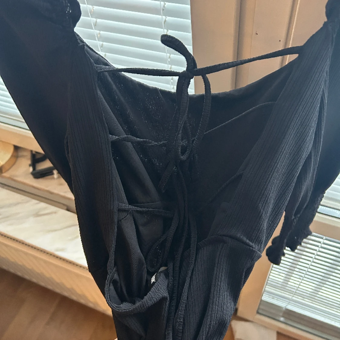 Svart klänning med trådad rygg - 91