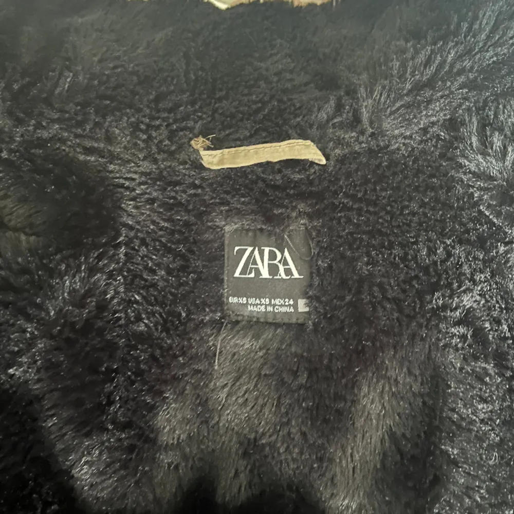Vinterjacka från Zara i nytt skick. Köpte för 1 år sedan men bara använt få gånger. Storlek xs 💕 . Jackor.
