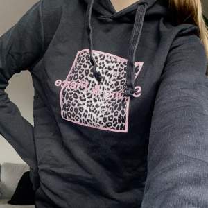 Säljer denna svarta hoodie från Nakd med leopard print på framsidan! Storlek xs🥰
