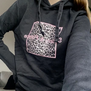 Hoodie nakd - Säljer denna svarta hoodie från Nakd med leopard print på framsidan! Storlek xs🥰