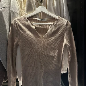 Tröja - Beige fin tröja med V-ringning som inte kommer till användning längre