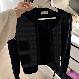 Moncler cardigan - Säljer nu min Mörkblåa moncler cardigan, köpt på nk❤️ Byter ej! ÄNDA BILDERNA JAG HAR!! Finns kvar tills den är markerad såld. Nypris just nu är 8500 och slutsåld på hemsidan
