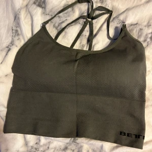 Sport-bh i nyskick från Better Bodies - Superfin topp i nyskick men med lapp bortklippt. 