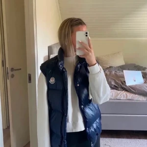 Moncler jacka/väst  - Blå moncler jacka i storlek S ungefär, inte mindre! Man kan ta av armarna så att det blir en väst också 🫶🏻