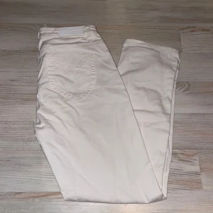 Vita jeans  - Knappt använda vita jeans från Blue fire & Co, W28 L27,. Säljer för att de är för korta för mig som är cirka 170cm lång. Kan behöva strykas lite,  annars mycket bra skick. Mid-waist. 