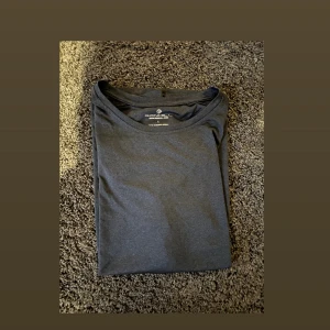 Tre träningstshirts i L (herr) - Grå tränings tshirt i storlek L och Två mörkblåa i strl L. 100kr för alla 3. (Herr) 