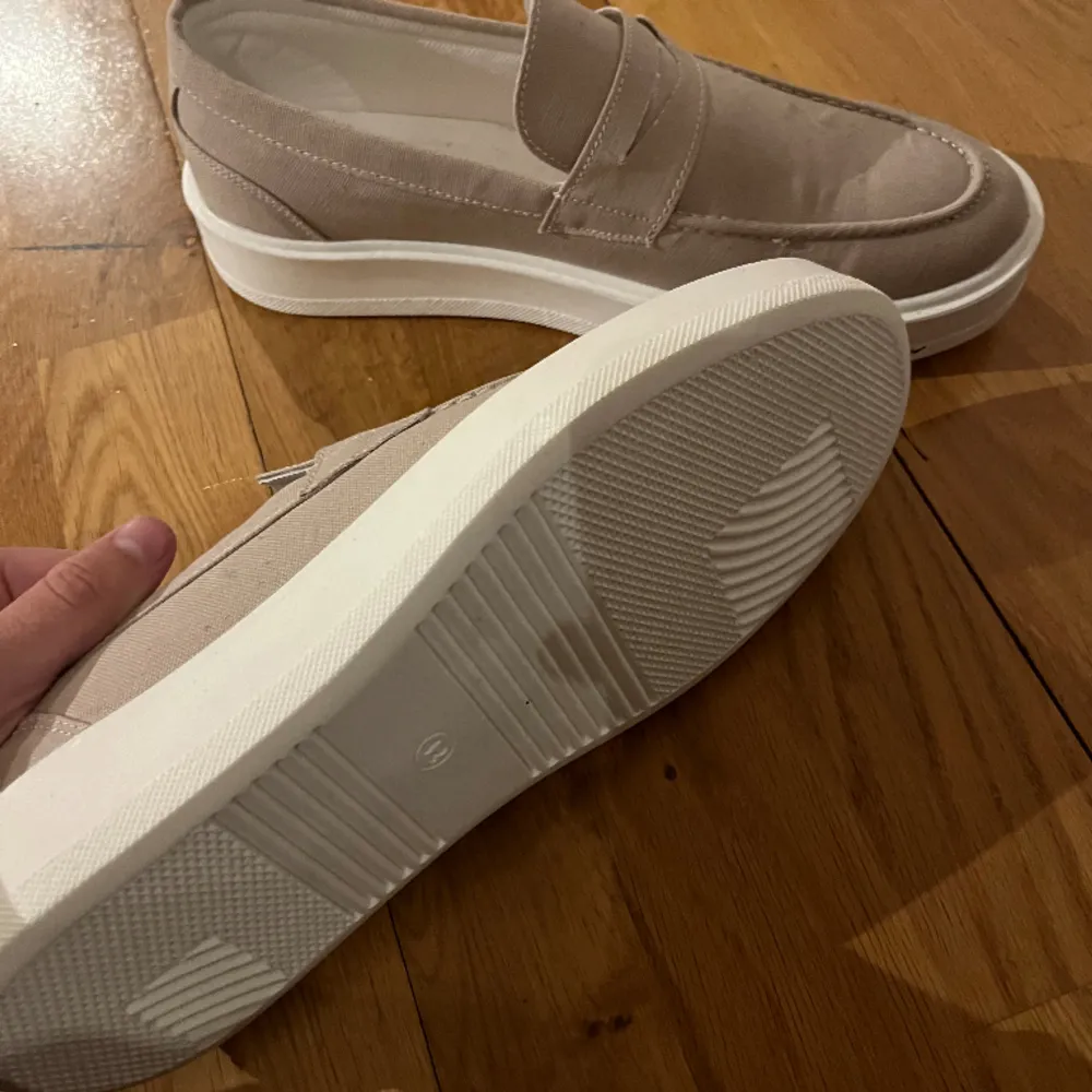 Hej! Säljer ett par beigea loafers. Skorna är helt nya och knappt använda, säljer dem då storleken inte passade. Priset går att diskuteras!. Skor.