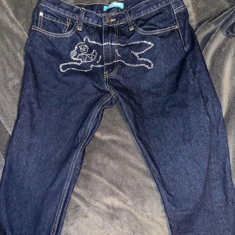 helt oöppnade rhinestone running dog jeans exklusivt från japan, förmodligen de första av dessa som når Sverige, går enbart att köpa inrikes i USA (atm) för 6500kr. finns 1 par S, 1 par M och 1 par L. skicka dm för bilder/prisförslag😼😼. Jeans & Byxor.