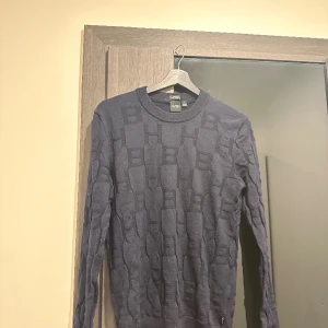 Hugo boss stickad tröja  - Unik stickad Hugo Boss tröja i skönt material! Cond 8/10. Str: L men passar som M också! Tveka ej vid frågor📦😄