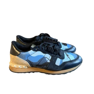Valentino Rockrunner - Säljer mina valentino rockrunners i storlek 41 men den passar 42 skulle jag säga. Dem är i ett bra skick och har en hel del kvar att ge. Tyvärr finns inget og. Priset är ej hugget i sten.