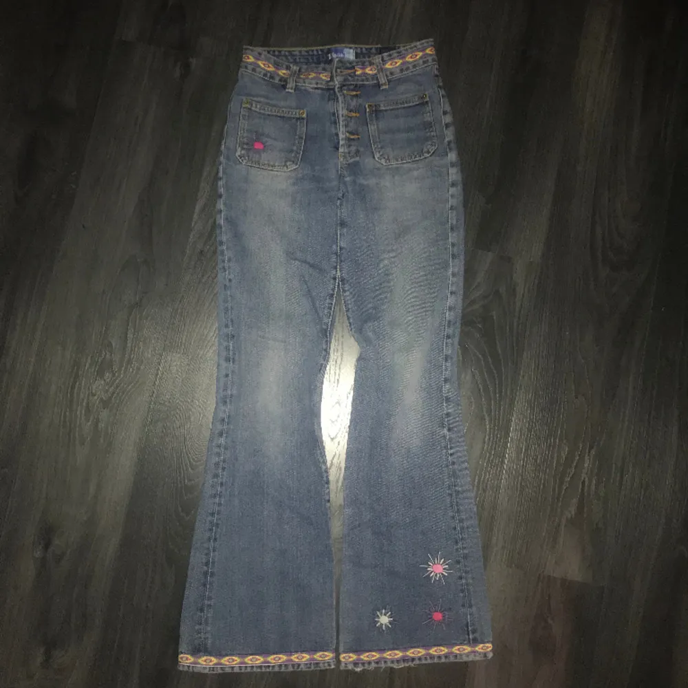 Inga fläckar eller hål, de va min mormors gamla jeans så de ä väldigt gamla🔥. Jeans & Byxor.