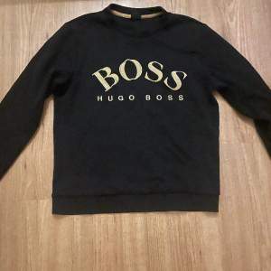 Stilren Hugo boss tröja i storlek S inga fläckar eller hål riktigt bra skick 9/10 säljer för den inte används 