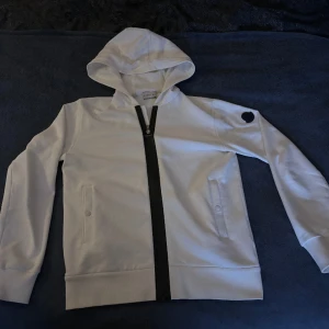 Moncler hoodie,164 - Säljer min Moncler zip hoodie då den börjar bli för liten. Tröjan är som ny. Tröjan är i storlek 14years vilket är storlek 164 Skick 10/10 Bara höra av dig om du har frågor, kan även tänka mig att byta mot något.