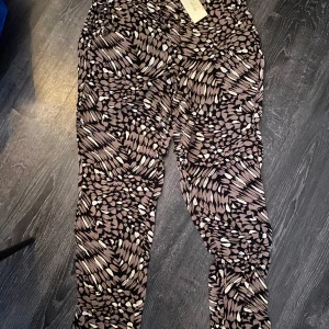 Byxor - Mönstrade byxor i 100% viskos Oanvänd (endast provad)  Djurfritt rökfritt parfymfritt 