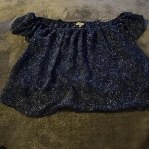 Offshoulder tröja storlek S - Ganska Genomskinlig Storlek S (36-38) Offshoulder Märket är stories  Väldigt somrig Ger grekisk vibe