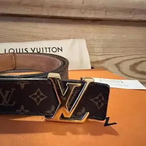 En fina klassisk mini bälte Monogram från Louis Vuitton, stlk. 85/34, M9781. bredd: 2 cm och 100cm långt. All tillbehör följa med, låda, dustbag, kvitto från butiken (Birger Jarlsgatan 5A, Stockholm). 