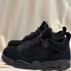 Jordan 4 Black cat - Säljer min sons nya Jordan 4 Black cat, i storlek 40. Nypris :-7500