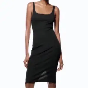 Säljer denna fina svarta klänning från Zara som är använt ett par gånger endast. Har en liten slits där bak så den inte är trång att gå i
