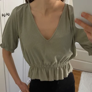 Grön volangtopp från Pull&Bear - Säljer denna gröna volangtopp från Pull&Bear i storlek S💓