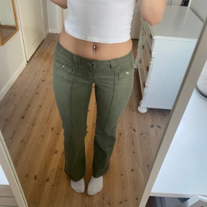 Gröna H&M jeans - Slutsålda gröna hm jeans. Köpta direkt från hm och använda ca 2 till 3 gånger. Som nya. Tveka inte att fråga om mått eller annat. Säljer dom ingen intresse koll. Budgivningen avslutas 15 feb den kommer inte avslutas i förväg.