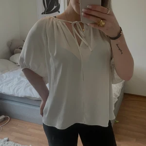 topp - Så fin trendig blus strl M från HM , finns ej kvar att köpa längre !! 🤍💕