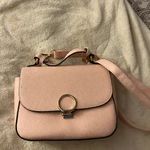 En rosa handväska som passar jättebra för de som vill lägga in lite färg i sina outfit💞några få deffekter men annars fint skixk! Avtagbara axelband, dm för fler bilder