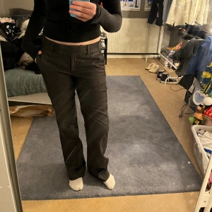 Kostymbyxor  - Grå kostymbyxor med fina detaljer💓💓 används inte längre 