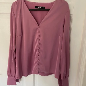 Blus - Blus från Bik Bok i en syrenlila färg. Helt oanvänd! Storlek XS🤍