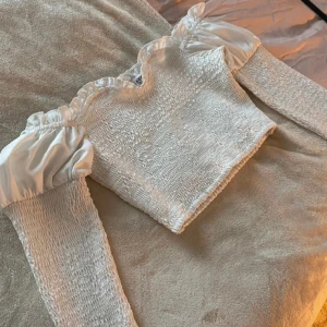 Blus från Na-Kd - Använd vid ett tillfälle. Vit off shoulder top. 