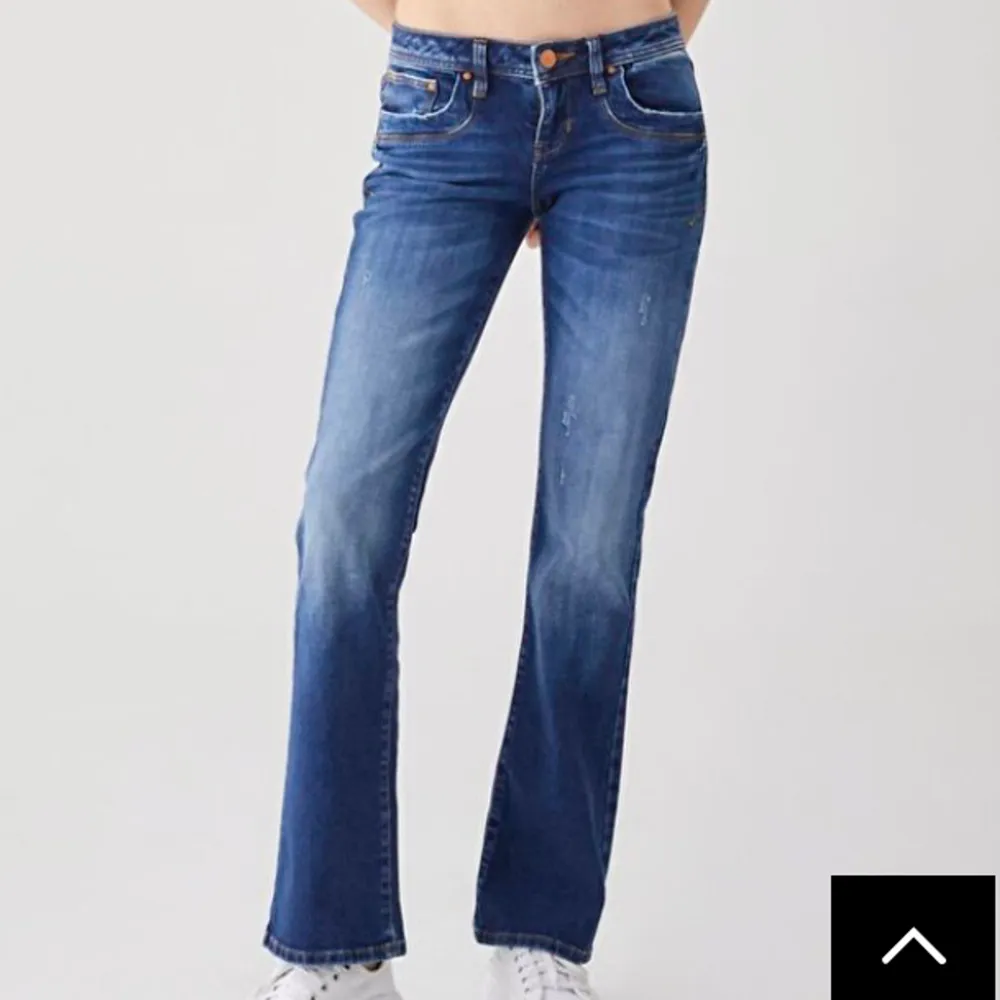 Säljer nu dessa HELT SLUTSÅLDA Jeansen från LTB i modellen valerie🥰 LÅGMIDJADE🤩🤩I nytt skick!! Nypris 920kr går inte att få tag på någonstans!! Först till kvarn💕. Jeans & Byxor.
