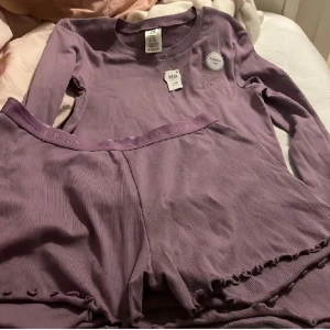 Mysig pyjamas - Säljer denna helt nya pyjamas, endast testad! Det är ett set så man köper de tillsammans. Hela settet för 165kr