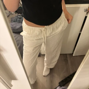 Linnebyxor - Super fina linnebyxor från ginatricot, super bra skick och endast använda fåtal gånger. Är perfekt i längden för mig som är ungefär 160.Ny pris 400kr💗