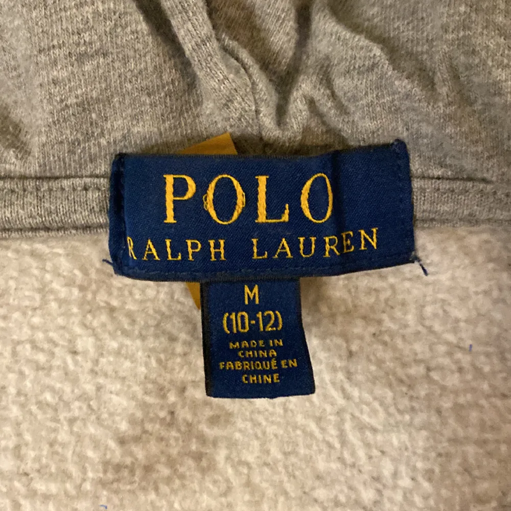 Hej jag säljer en Polo Ralph Lauren zip hoodie i fint skick. Tröjan säljs för att den är för liten. Inanan ett köp får man gärna kontakta mig på Plick och kolla att tröjan finns kvar 😁. Hoodies.