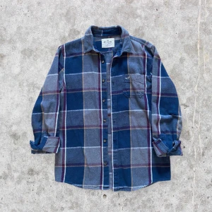 Vintage rutig skjorta - En snygg Hollister skjorta i storlek M, herr. Riktigt snygg till en vit t-shirt och ett par svarta relaxed jeans! I fint skick. För mått kontakta mig 💛